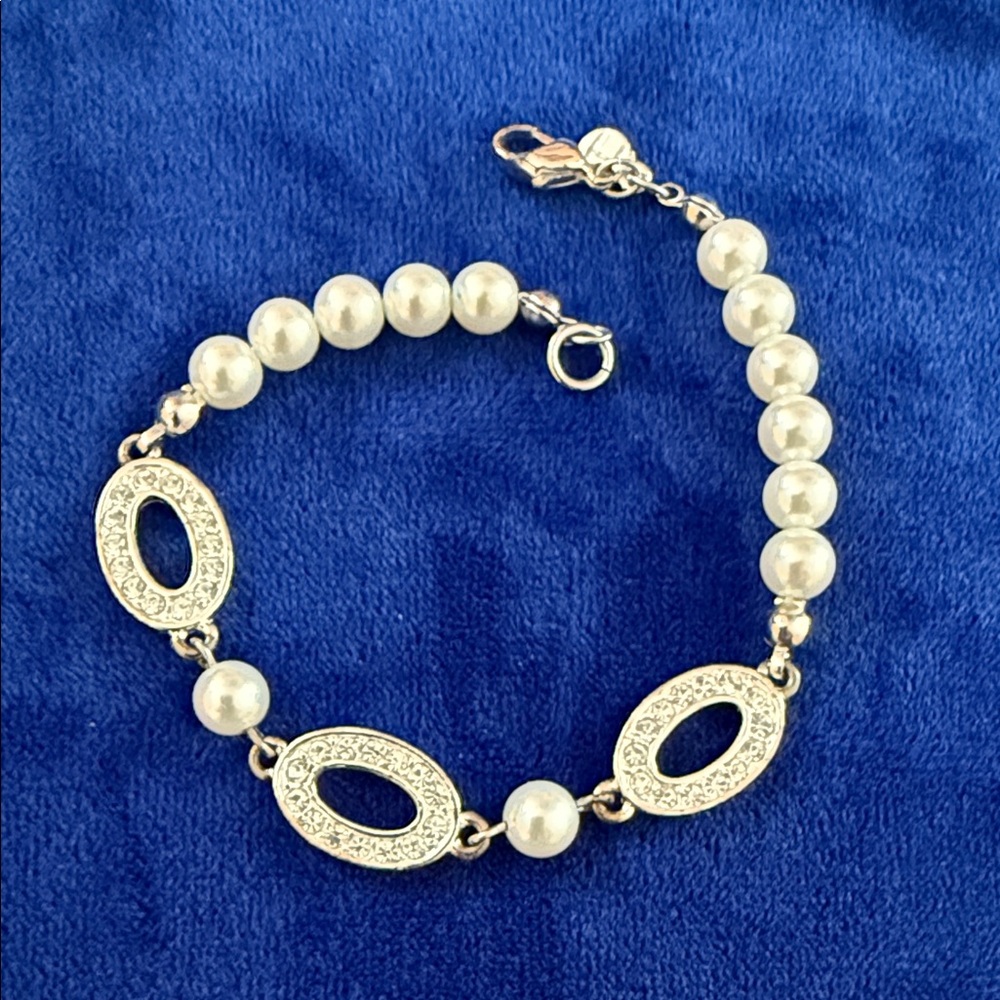 Vintage Tommy Hilfiger Ivory Pearl and Gold Oval Accent Bracelet